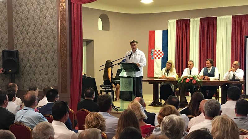 Plenković: Novim zakonom o otocima poboljšat ćemo kvalitetu života na otocima!